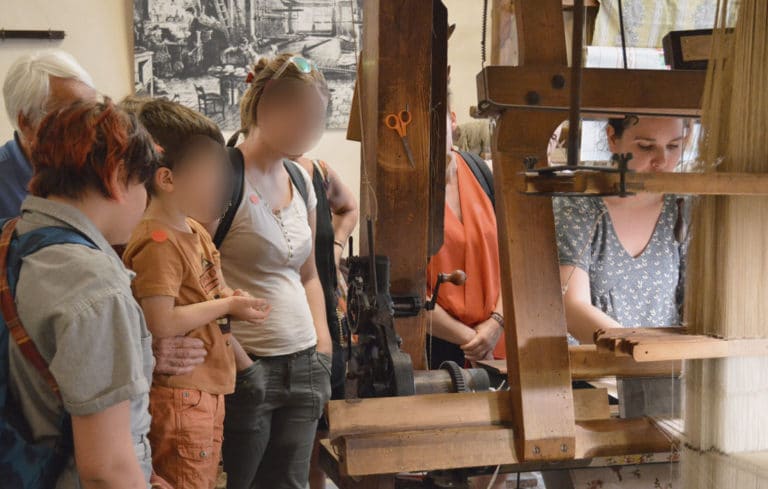 -maison-des-canuts-lyon-croix-rousse-musee-soie-tissage-atelier-jacquard-scolaire-groupe-