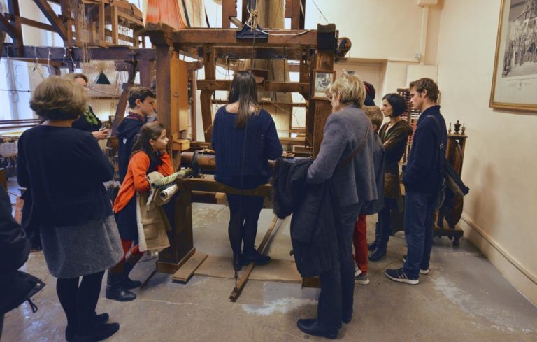 -maison-des-canuts-lyon-croix-rousse-musee-soie-tissage-atelier-jacquard-scolaire-groupe--boutique-foulard-soie-lyon
