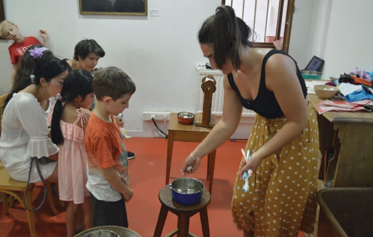 -maison-des-canuts-lyon-croix-rousse-musee-soie-tissage-atelier-jacquard-scolaire-groupe-musee-boutique-foulard-soie-lyon