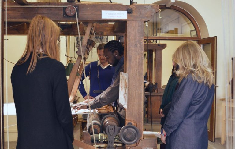 -maison-des-canuts-lyon-croix-rousse-musee-soie-tissage-atelier-jacquard-scolaire-groupe--boutique-foulard-soie-lyon