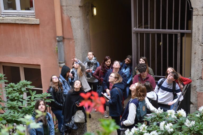 visite commentée des traboules de la croix rousse maison des canuts lyon